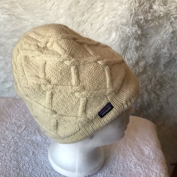 Patagonia women’s knitted winter hat toque. Wool blend. Cable knit. - Picture 3 of 3